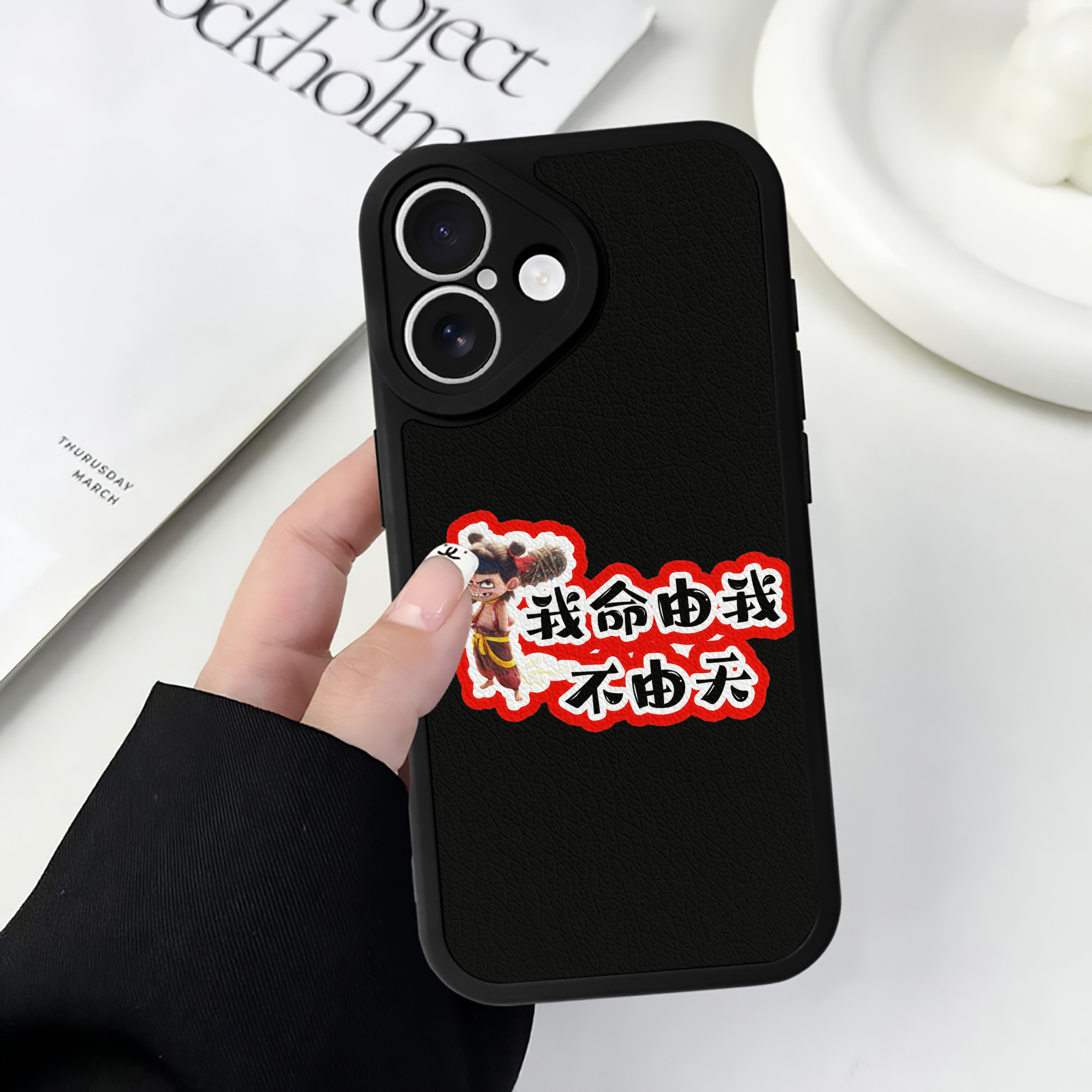 （画像用） Ne Zha 2 ナタ 魔童の大暴れ 【iPhone 16シリーズ対応】シリコンスマホケース（レザー調） 材質：シリコン